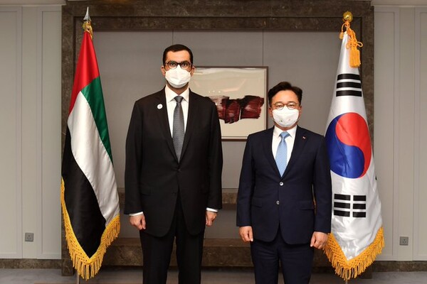 8일 서울의 한 호텔에서 박경일 SK에코플랜트 사장(오른쪽)과 술탄 아메드 알 자베르 아랍에미리트(UAE) 산업첨단기술부 장관이 만나 협력 방안에 대해 논의했다. /사진=UAE 산업첨단기술부 트위터