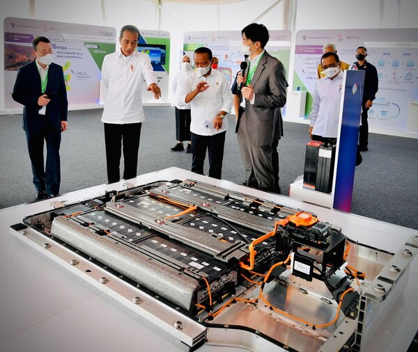 8일(현지시각) 인도네시아 중부 자바 바탕산업단지에서 열린 클러스터1 2단계 착공식에 참석한 이방수 LG에너지솔루션 사장(왼쪽 첫째)이 조코 위도도 인도네시아 대통령(왼쪽 둘째) 등과 전기차 배터리 제품을 살펴보고 있다. /사진=트리 라하유 트위터