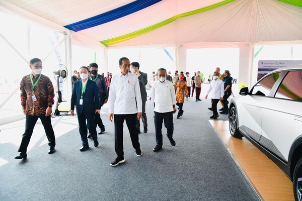 8일(현지시각) 인도네시아 중부 바탕산업단지에서 열린 클러스터1 2단계 착공식에 참석한 조코 위도도 인도네시아 대통령(가운데)이 현대자동차의 전기차 모델 '아이오닉5'를 지나치고 있다. /사진=트리 라하유 트위터