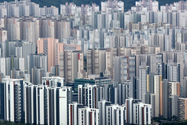 ​서울 송파구 롯데월드타워 전망대 서울스카이에서 바라본 서울 시내 아파트 모습. /사진=뉴스1