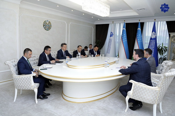 지난 7일(현지시간) 이반 자이츠예프 원웹 마케팅 디렉터가 셰르조드 셰르마토프 우즈베키스탄 정보기술통신개발부 장관과 회동을 가졌다. /사진=우즈베키스탄 정보기술통신개발부