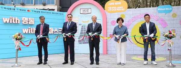 명동살리기에 나선 하나카드 권길주 사장(가운데)와 관계자들(제공=하나카드)