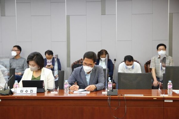 국회 기획재정위원회 소속 김주영 국회의원(더불어민주당, 경기 김포시갑,  앞줄 우측)이 13일 오후 2시 국회의원회관 제2세미나실에서 ‘노동소득 인정을 통한 플랫폼·프리랜서 노동자 권익보호 방안 마련 정책토론회’를 개최하고 있다.(사진=김주영 의원실)