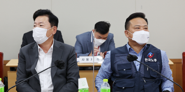 높아지는 물가 속에 내년도 최저임금 설정을 두고 경재계와 노동계간 입장 차이가 더욱 벌어지고 있다. 사진은 지난 9일 세종시 정부세종청사 최저임금위원회 회의실에서 열린 제3차 전원회의에서 사용자위원인 류기정 한국경영자총협회 전무(왼쪽)와 근로자위원인 이동호 한국노총 사무총장이 자리한 모습. 연합뉴스