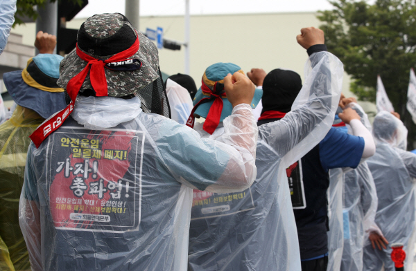 민주노총 화물연대 파업이 이어지고 있는 14일 오전 광주 광산구 삼성전자그린시티캠퍼스 앞에서 화물연대 광주지역본부 조합원들이 총파업 결의대회를 하고 있다. 연합뉴스