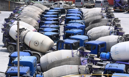 지난 13일 오전 경기도 화성시 한 레미콘 공장에 레미콘 차량들이 세워져 있다. /사진=연합뉴스