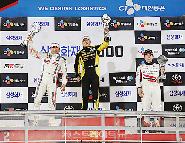 ▲‘2022 CJ대한통운 슈퍼레이스 챔피언십’ 3라운드 나이트 레이스 ‘삼성화재 6000 클래스’ 시상식 (왼쪽부터) 2위 조항우(아트라스BX 모터스포츠), 1위 최명길(아트라스BX 모터스포츠), 3위 이찬준(엑스타 레이싱) / 양용은 기자 taeji1368@naver.com
