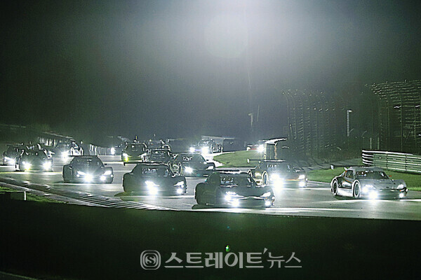 ▲아트라스BX 모터스포츠 최명길이 가장 선두에서 포메이션 랩을 돌며 롤링스타트 시작을 앞두고 있다.(2022 CJ대한통운 슈퍼레이스 챔피언십 3라운드 나이트 레이스 ‘삼성화재 6000 클래스’ 결승전) / 양용은 기자 taeji1368@naver.com