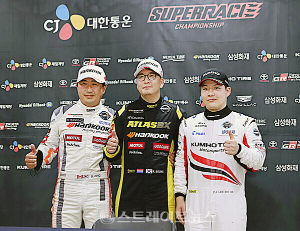 ▲(왼쪽부터) 2위 조항우(아트라스BX 모터스포츠), 1위 최명길(아트라스BX 모터스포츠), 3위 이찬준(엑스타 레이싱)이 기자회견을 마친 뒤 기념촬영을 하고 있다.(2022 CJ대한통운 슈퍼레이스 챔피언십 3라운드 나이트 레이스 ‘삼성화재 6000 클래스’ 결승전) / 양용은 기자 taeji1368@naver.com