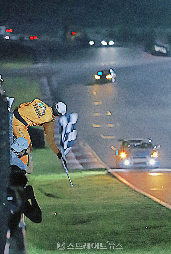 ▲‘2022 CJ대한통운 슈퍼레이스 챔피언십’ 3라운드 나이트 레이스 ‘금호 GT1 클래스’ 결승전에서 1위 체커기를 받는 브랜뉴 레이싱 박규승 / 양용은 기자 taeji1368@naver.com