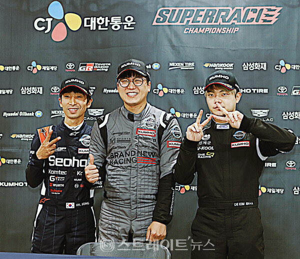 ▲(왼쪽부터) 2위 정경훈(서한 GP), 1위 박규승(브랜뉴 레이싱), 3위 김동은(원레이싱)이 기자회견을 마친 뒤 기념촬영을 하고 있다.(2022 CJ대한통운 슈퍼레이스 챔피언십 3라운드 나이트 레이스 ‘금호 GT1 클래스’ 결승전) / 양용은 기자 taeji1368@naver.com
