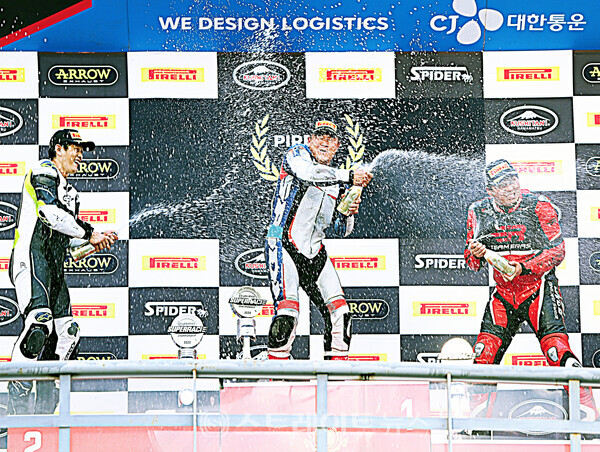 ▲‘2022 CJ대한통운 슈퍼레이스 챔피언십’ 3라운드 나이트 레이스 ‘슈퍼 패스트 피렐리 컵 코리아’ 시상식 (왼쪽부터) 2위 임제중(TEAM911), 1위 김경호(GTN레이싱팀), 3위 이정균(Team ERAS.) / 양용은 기자 taeji1368@naver.com