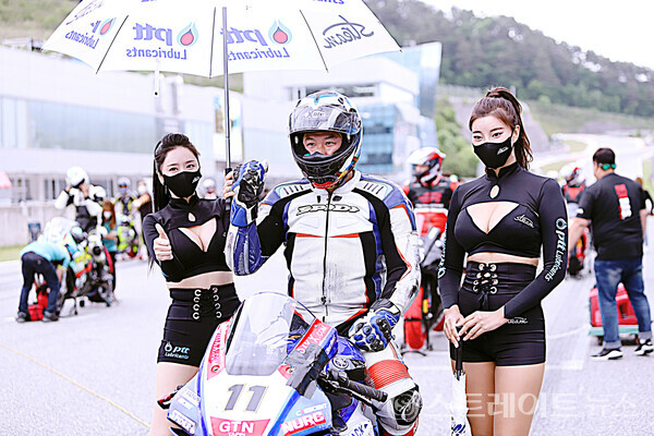 ▲GTN레이싱팀 김경호가 ‘슈퍼 패스트 피렐리 컵 코리아’ 결승전에서 출발을 앞두고 그리드에서 레이싱 모델 김하음, 김소연과 기념촬영을 하고 있다.(2022 CJ대한통운 슈퍼레이스 챔피언십 3라운드 나이트 레이스) / 양용은 기자 taeji1368@naver.com