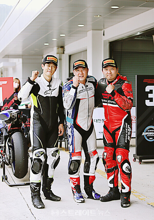 ▲‘슈퍼 패스트 피렐리 컵 코리아’ 결승전 (왼쪽부터) 2위 임제중(TEAM911), 1위 김경호(GTN레이싱팀), 3위 이정균(Team ERAS.)이 포디엄에 오르기 전 포토타임을 가졌다.(2022 CJ대한통운 슈퍼레이스 챔피언십 3라운드 나이트 레이스) / 양용은 기자 taeji1368@naver.com