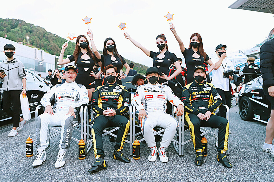 ▲아트라스BX 모터스포츠 (아래 왼쪽부터) 양태근(SONIC)-김종겸-조항우-최명길 (위 왼쪽부터) 레이싱 모델 서한빛-소이-제바-안나경(2022 CJ대한통운 슈퍼레이스 챔피언십 3라운드 나이트 레이스 그리드워크 이벤트) / 양용은 기자 taeji1368@naver.com