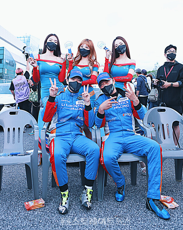 ▲CJ로지스틱스 레이싱팀 (아래 왼쪽부터) 문성학-정연일 (위 왼쪽부터) 레이싱 모델 유리안-진하진-서진아(2022 CJ대한통운 슈퍼레이스 챔피언십 3라운드 나이트 레이스 그리드워크 이벤트) / 양용은 기자 taeji1368@naver.com