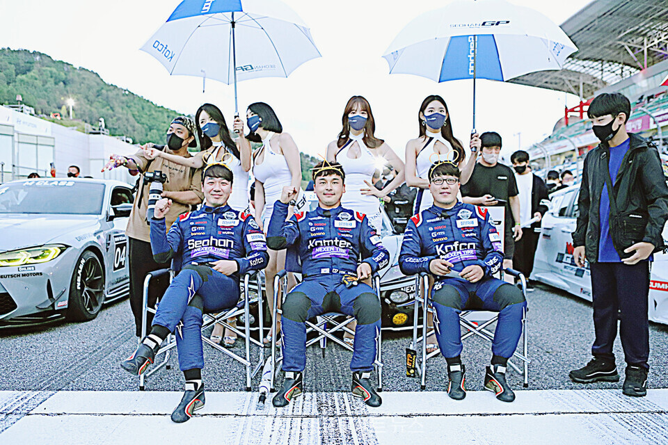 ▲서한GP (아래 왼쪽부터) 장현진-정회원-김중근 (위 왼쪽부터) 레이싱 모델 임솔아-남소라-유다솜-정주희(2022 CJ대한통운 슈퍼레이스 챔피언십 3라운드 나이트 레이스 그리드워크 이벤트) / 양용은 기자 taeji1368@naver.com