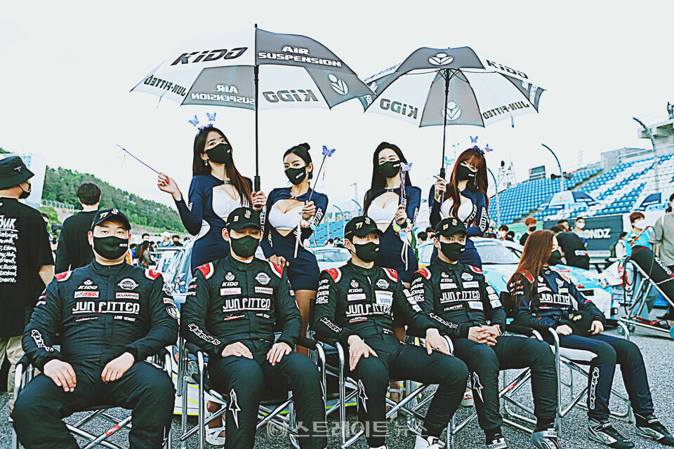 ▲준피티드 레이싱 (아래 왼쪽부터) 전종엽-김학겸-박정준-오한솔-신수경 (위 왼쪽부터) 레이싱 모델 유달리-허애선-김미진-연두(2022 CJ대한통운 슈퍼레이스 챔피언십 3라운드 나이트 레이스 그리드워크 이벤트) / 양용은 기자 taeji1368@naver.com