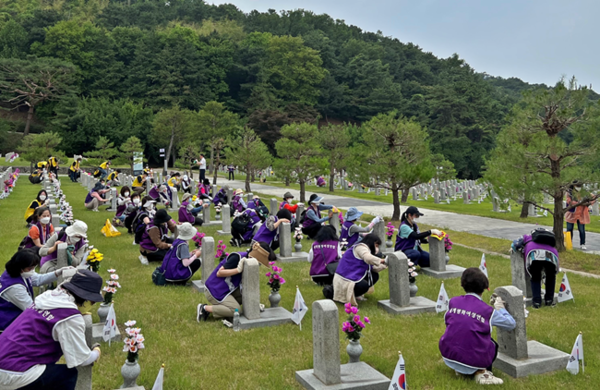 (사)세계평화여성연합 서울지구가 17일 서울 국립서울현충원에서 묘비 닦기 등의 봉사활동을 펼쳤다. (사진 여성연합)