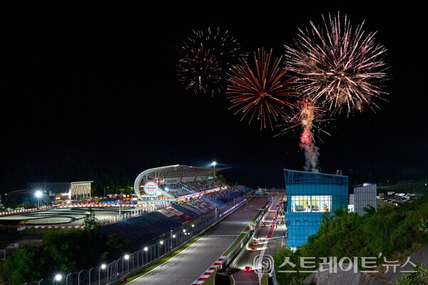 ▲‘2022 CJ대한통운 슈퍼레이스 챔피언십’ 3라운드 나이트 레이스 대미를 화려하게 장식한 불꽃쇼 / 사진=슈퍼레이스