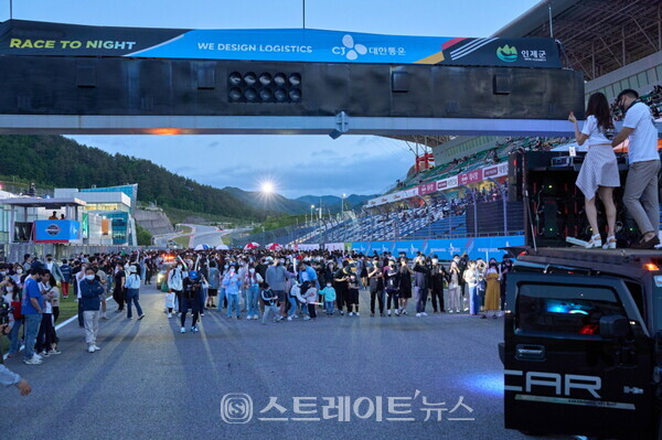 ▲관람객들이 서킷에서 선수들을 직접 만날 수 있는 그리드워크 이벤트(2022 CJ대한통운 슈퍼레이스 챔피언십 3라운드 나이트 레이스) / 사진=슈퍼레이스