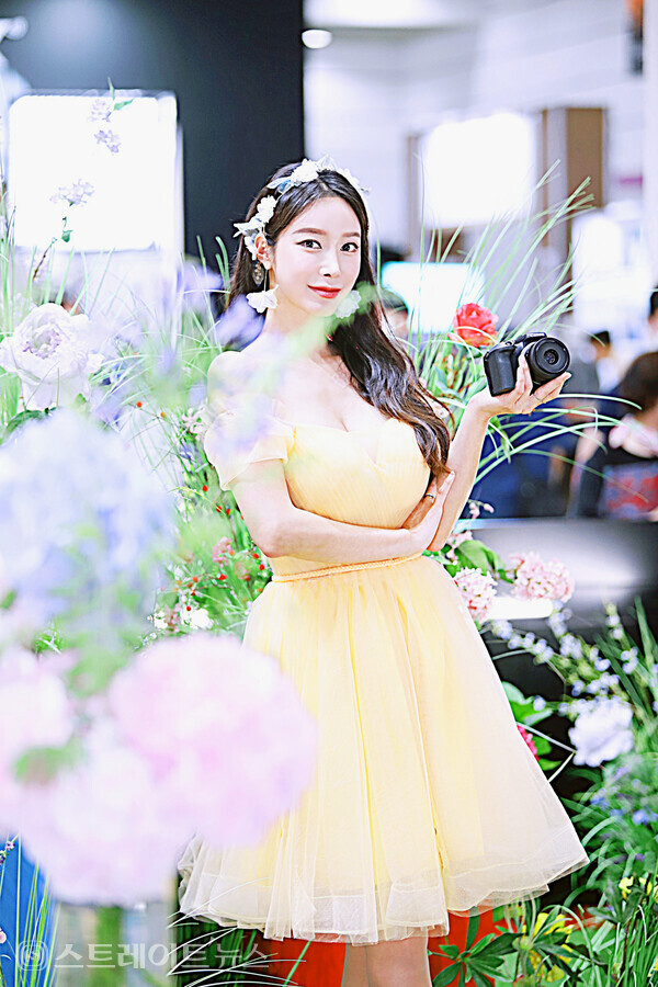 ▲제31회 서울국제사진영상전(P&I 2022) 캐논코리아 부스 포즈모델 소이가 신제품 카메라 EOS R10을 들고 멋진 포즈를 취하고 있다. / 양용은 기자 taeji1368@naver.com