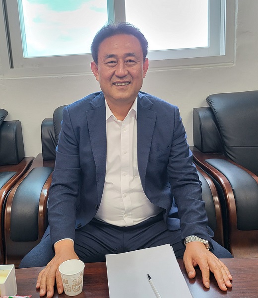 ▲이충우 민선 8기 여주시장 당선인이 이달 21일 여주시장직 인수위원회 사무실에서 본지와 인터뷰에서 4년간의 시정 방향을 밝히고 있다 (사진=강기성 기자)