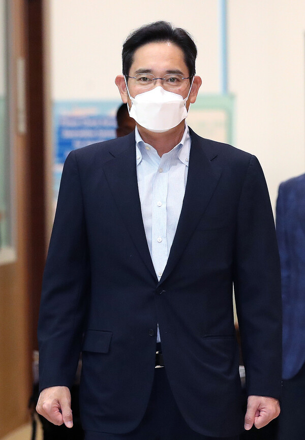 이재용 삼성전자 부회장이 지난 18일 서울김포비즈니스항공센터(SGBAC)에서 유럽 출장을 마치고 귀국하고 있다./사진=뉴스1