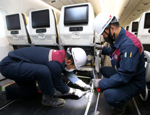 아시아나항공 직원이 화물기로 개조했던 항공기를 다시 여객기로 바꾸고 있다. /사진=아시아나항공