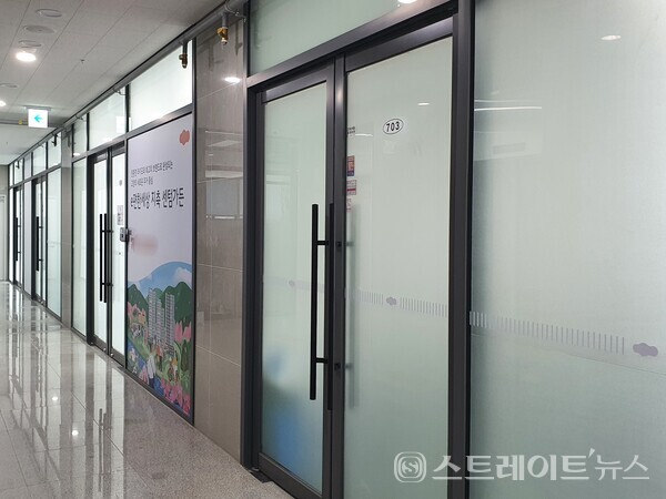 ◇수도권전철 3호선 지축역 인근의 건물 7층의 일부 공간에 마련된 'e편한세상 지축 센텀가든'의 분양사무실. (사진=이준혁 기자)