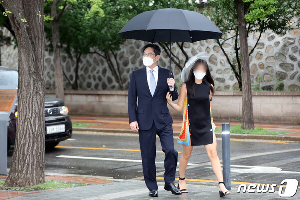 딸과 다정하게 결혼식장 향하는 이재용 부회장(사진=뉴스1)