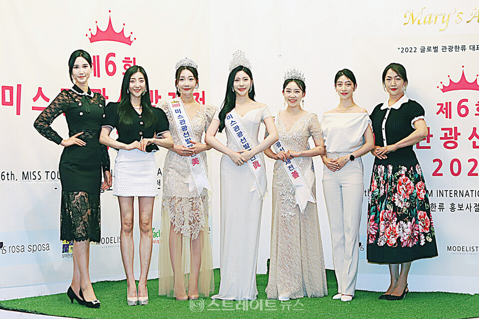 ▲(왼쪽부터) 조여은-최리아-미(美) 윤수빈-진(眞) 이예진-선(善) 김예인-나애리-김미라(제6회 미스관광선발제전 2022) / 양용은 기자 taeji1368@naver.com