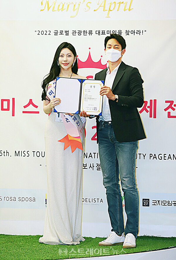 ▲‘제6회 미스관광선발제전 2022’ 인기상 수상자 이예진이 시상자로 나온 아이디 워 이준범 이사와 기념 촬영을 함께 했다. / 양용은 기자 taeji1368@naver.com
