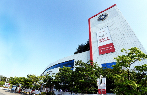 홈플러스가 역성장에 빠지면서 대형마트 업종 2위 자리를 지키기 어려워졌다. 높은 재무부담에 코로나19로 인해 오프라인 수요는 줄면서 본업인 오프라인 유통 부진까지 겹쳤기 때문이다. 사진은 홈플러스 대전유성점. 홈플러스 제공