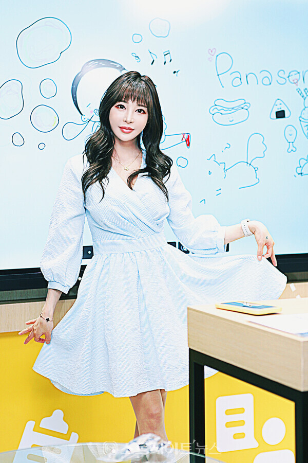 ▲제30회 국제 방송⋅미디어⋅음향⋅조명 전시회(KOBA 2022)에서 Panasonic 부스 포즈 모델 진하진이 멋진 포즈를 취하고 있다. / 양용은 기자 taeji1368@naver.com