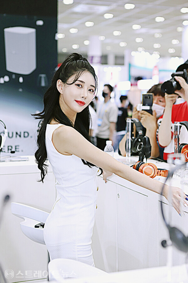 ▲제30회 국제 방송⋅미디어⋅음향⋅조명 전시회(KOBA 2022)에서 세기전자 오디오 테크니카 부스 포즈 모델 이시아가 멋진 포즈를 취하고 있다. / 양용은 기자 taeji1368@naver.com