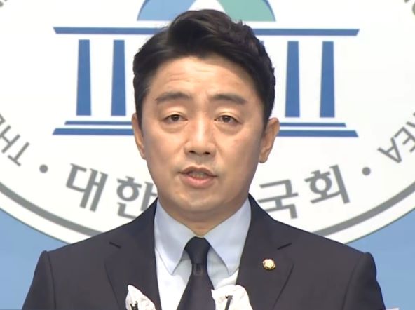 더불어민주당 충남 아산을 강훈식 국회의원이 3일 오전 10시 30분 국회소통괸에서 기자회견을 열고, 오는 8월 29일로 예정된 당대표 선거에 출마하겠다고 출사표를 던지고 있다.(사진=강훈식 의원실)