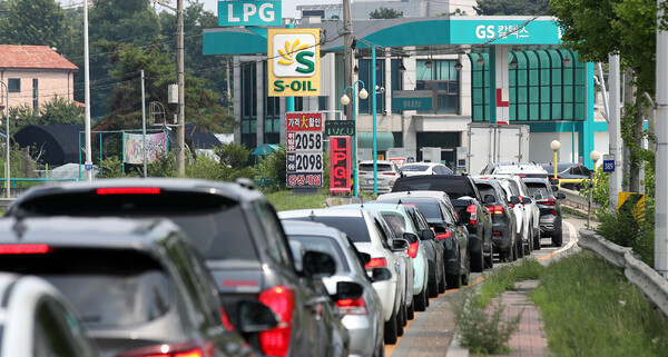 주유소에 차량들이 주유를 하기 위해 길게 줄지어 기다리고 있다.(사진=뉴스1)