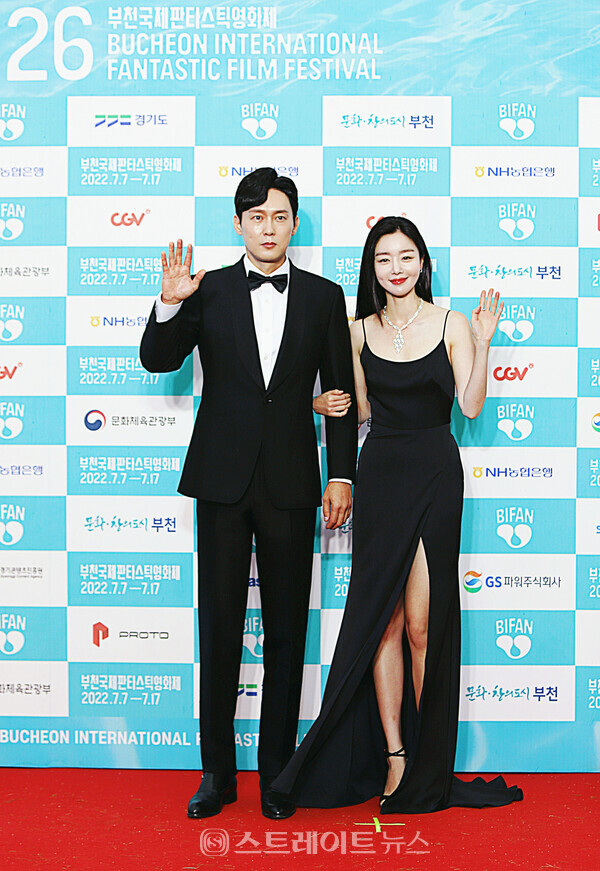 ▲‘제26회 부천국제판타스틱영화제(BIFAN)’ 레드카펫 행사에서 사회를 맡은 배우 박병은-한선화가 카메라를 향해 손인사를 건네고 있다. / 양용은 기자 taeji1368@naver.com 