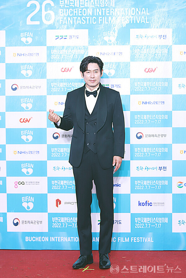 ▲‘제26회 부천국제판타스틱영화제(BIFAN)’ 개막식 레드카펫 행사에서 배우 설경구가 카메라를 향해 손하트 포즈를 취하고 있다. / 양용은 기자 taeji1368@naver.com