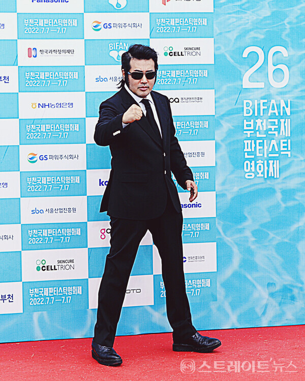 ▲‘제26회 부천국제판타스틱영화제(BIFAN)’ 개막식 레드카펫 행사에 참석한 배우 김보성이 카메라를 향해 주먹을 불끈 쥐며 의리를 외치고 있다. / 양용은 기자 taeji1368@naver.com
