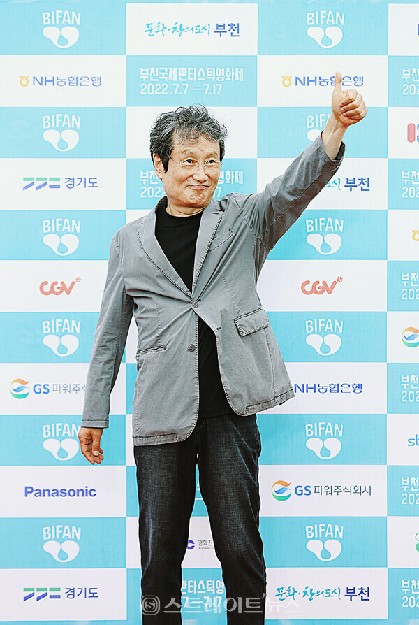 ▲‘제26회 부천국제판타스틱영화제(BIFAN)’ 개막식 레드카펫 행사에 참석한 문성근이 포토월에서 엄지를 치켜세웠다. / 양용은 기자 taeji1368@naver.com
