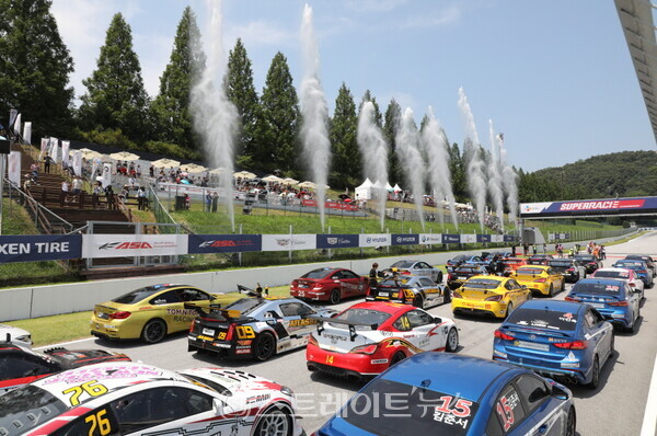 ▲슈퍼레이스 챔피언십 썸머 페스티벌 그리드워크와 워터건 / 사진=슈퍼레이스