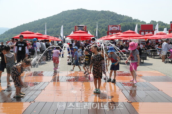 ▲2018년에 진행된 썸머 페스티벌에서 바닥분수를 통해 무더위를 식히고 있는 어린이 관람객들의 모습 / 사진=슈퍼레이스