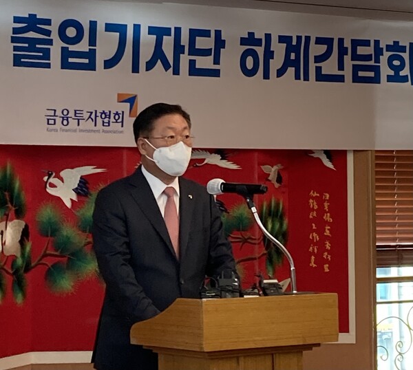 12일 낮, 여의도 기자간담회에서 답변중인 나재철 금융투자협회장(사진=장석진 기자)