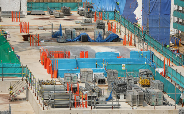 지난 11일 공사가 중단된 삼성물산의 서울 서초구 '신반포3차 주택재건축정비사업 3공구(래미안 원베일리)' 건설현장. 협상이 타결되면서 이날(12일)부터 공사가 재개됐다. /사진=연합뉴스