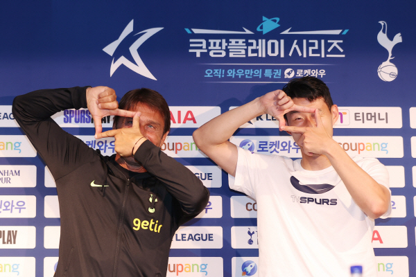 토트넘 홋스퍼 손흥민과 안토니오 콘테 감독이 12일 오후 서울 마포구 서울월드컵경기장에서 열린 쿠팡플레이 시리즈 1차전 팀 K리그-토트넘 사전 기자회견에서 '찰칵 세리머니' 포즈를 취하고 있다. 해당 경기는 쿠팡플레이가 토트넘을 한국에 초청하며 열리게 됐다. 연합뉴스