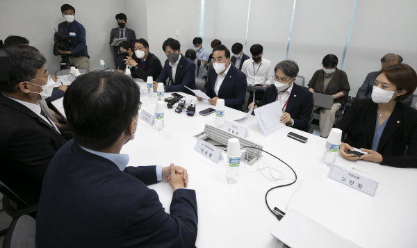 더불어민주당은 12일 KT·SK브로드밴드·LGU+ 등 인터넷 서비스 제공업체(ISP)들과 만나 '망 사용료 분쟁'과 관련한 현장 의견을 수렴했다. 연합뉴스