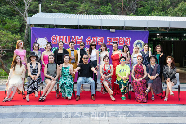 ▲김인배 회장을 비롯한 슈퍼퀸 모델들 단체사진(인터내셔널 슈퍼퀸 모델협회 임원 및 본상 수상자 워크숍) / 양용은 기자 taeji1368@naver.com