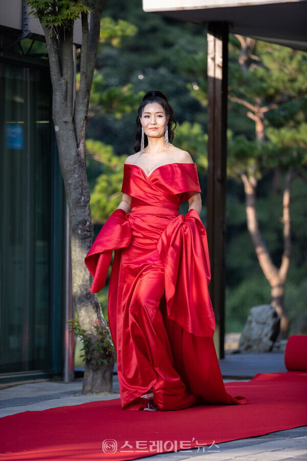 ▲‘제8회 인터내셔널 슈퍼퀸 모델 콘테스트’ 시니어A 부문 퀸 수상자 신은숙이 멋진 워킹을 선보이고 있다.(인터내셔널 슈퍼퀸 모델협회 임원 및 본상 수상자 워크숍) / 양용은 기자 taeji1368@naver.com